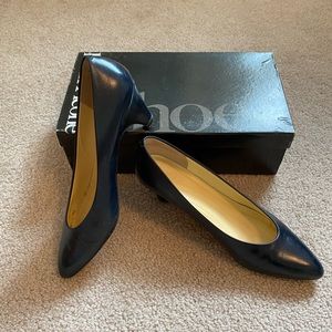 Evan Picone navy blue 90s pumps- great for dress up!
